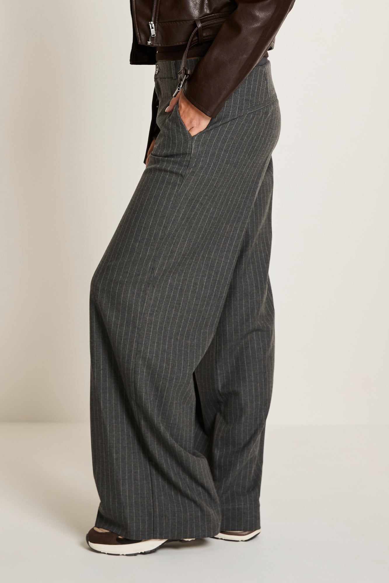 P173-PINSTRIPE ANTHRACITE